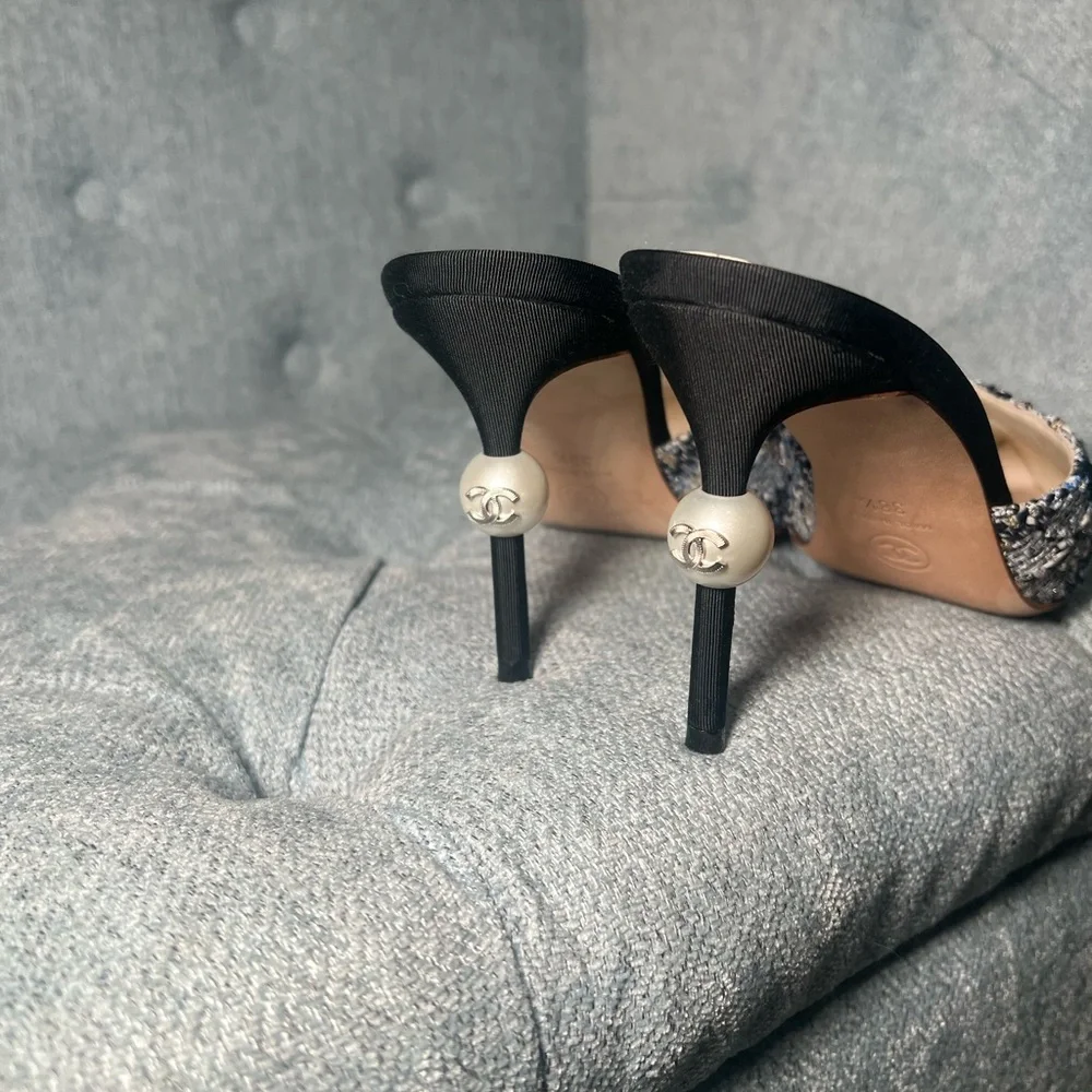 CHANEL Black/Blue Tweed & Grosgrain pointed toe CC Pearl heel Mule - Picture 5 of 14